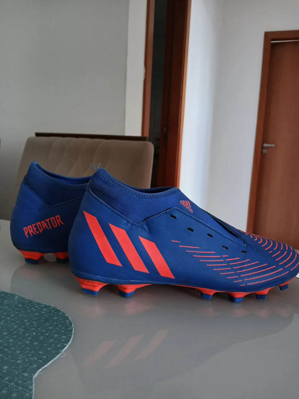 Chuteira Adidas Predator Azul e Laranja