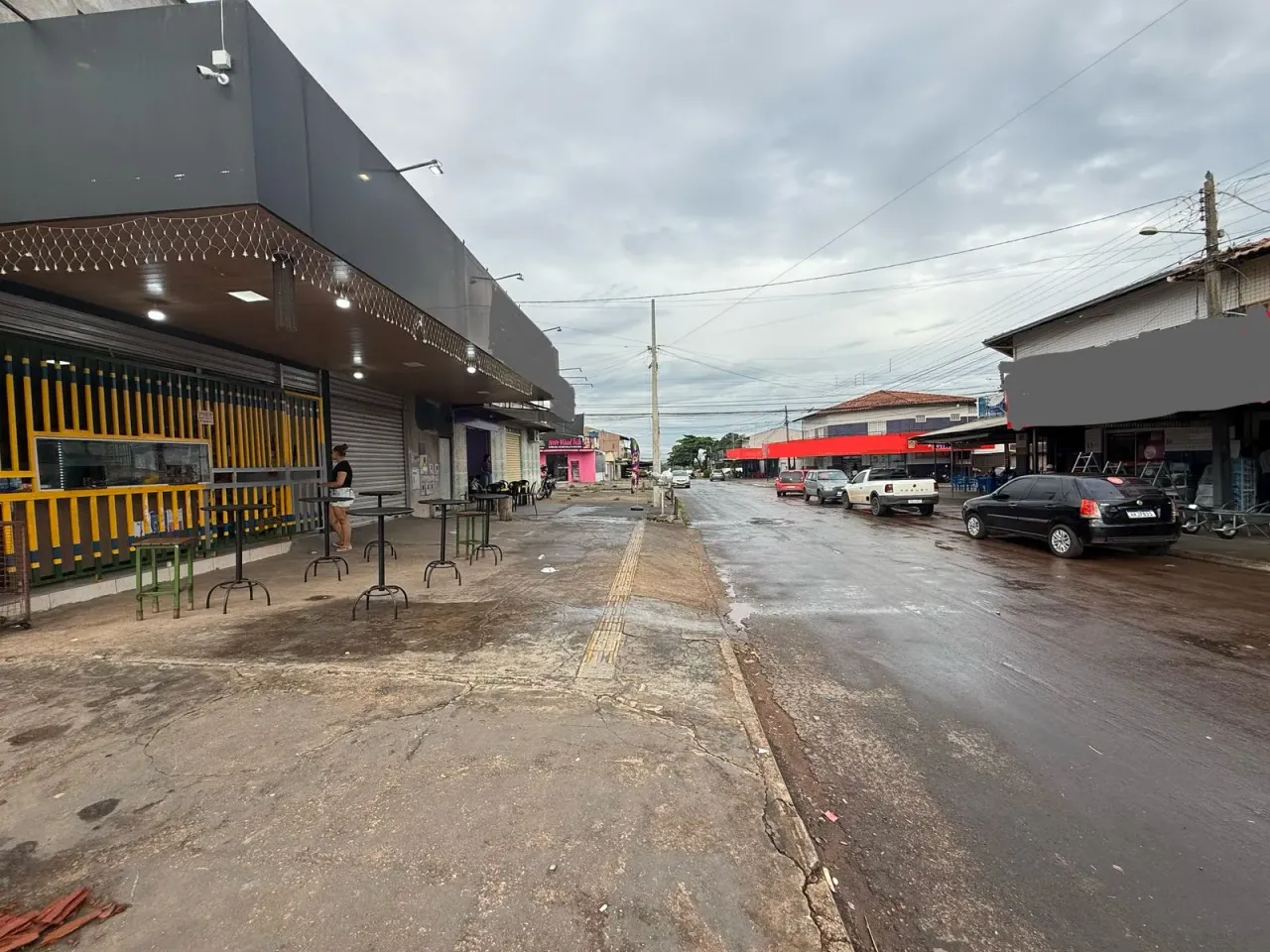 Predio com 4 kitnets e 2 salas comerciais, contra esquina Avenida W5