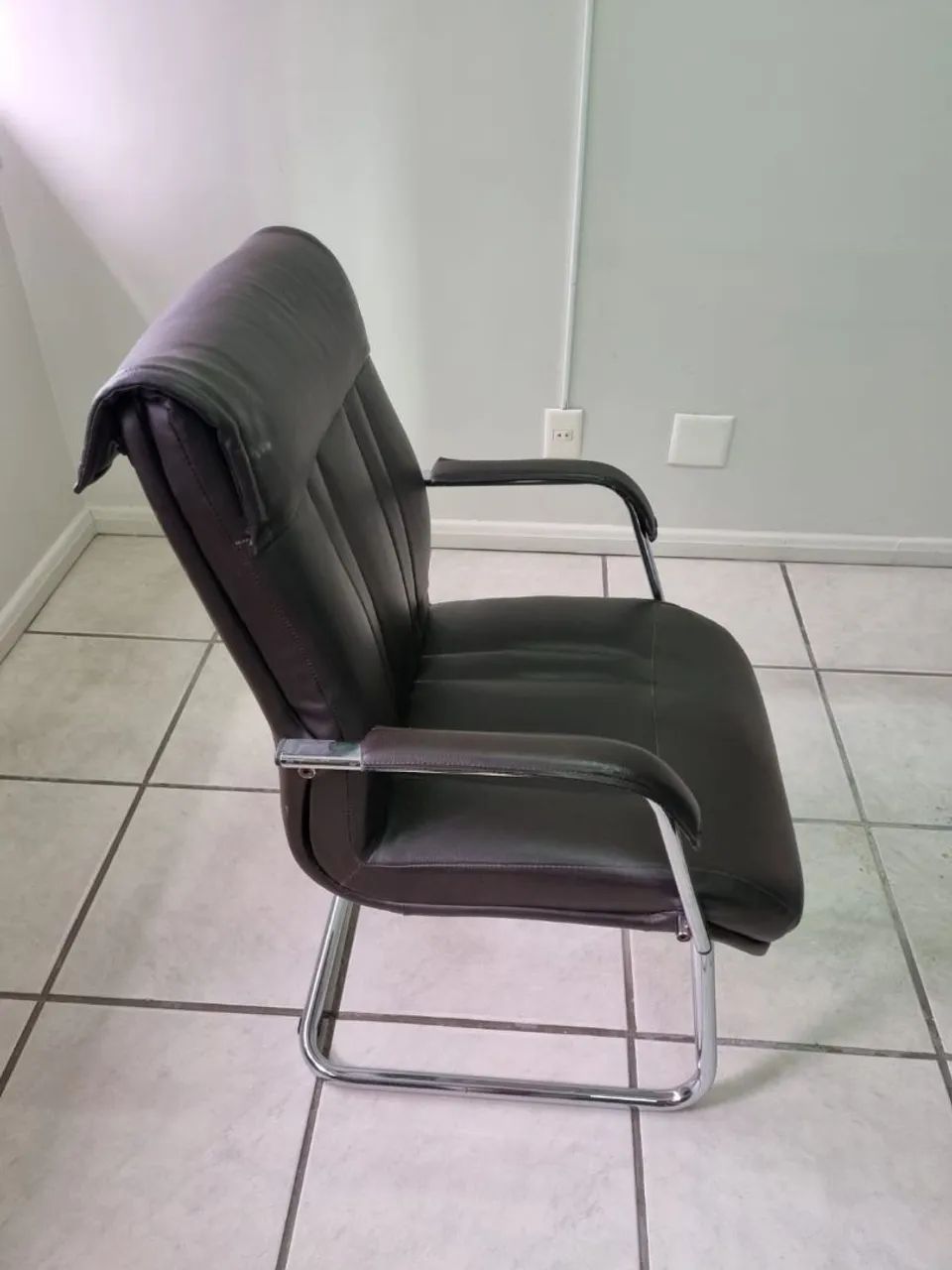 Torro Conjunto com 3 Cadeira para Escritório em Couro - Semi-Nova - Foto 3