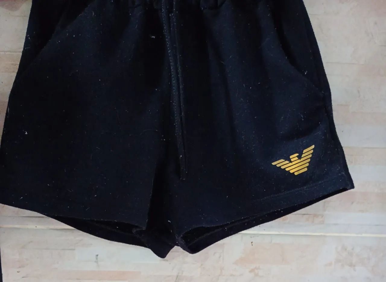 Shorts de algodão preto com logo dourado