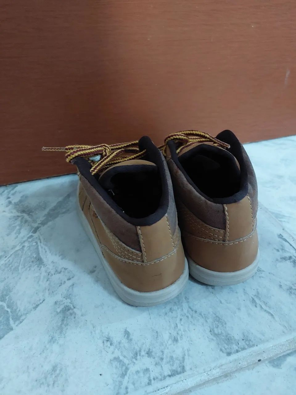 Botas infantis marrons com cadarço - Foto 3
