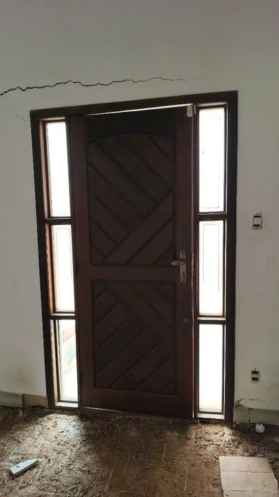 Porta de madeira maciça com vidros