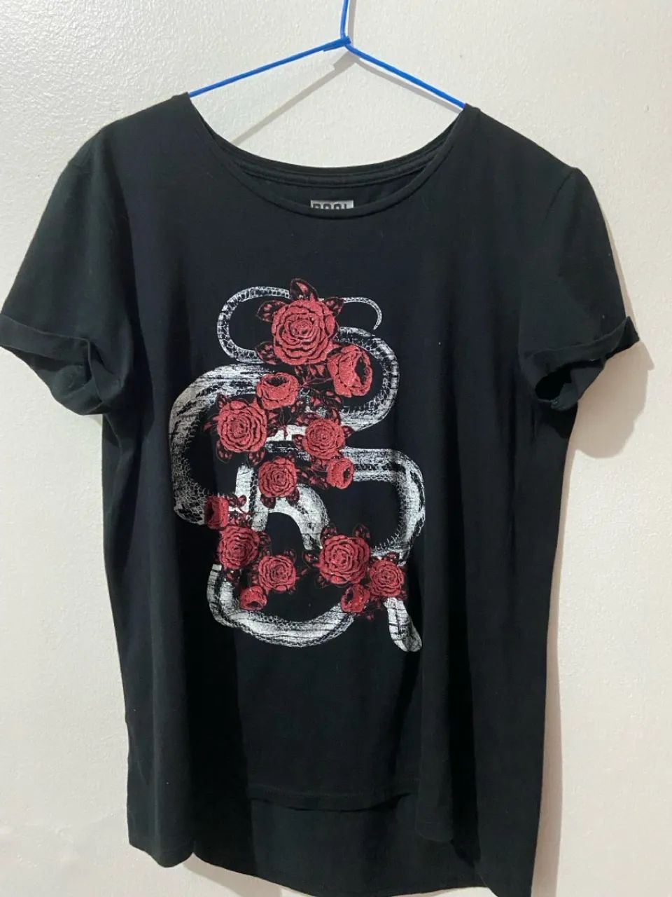 Camiseta Preta com Estampa de Cobra e Flores