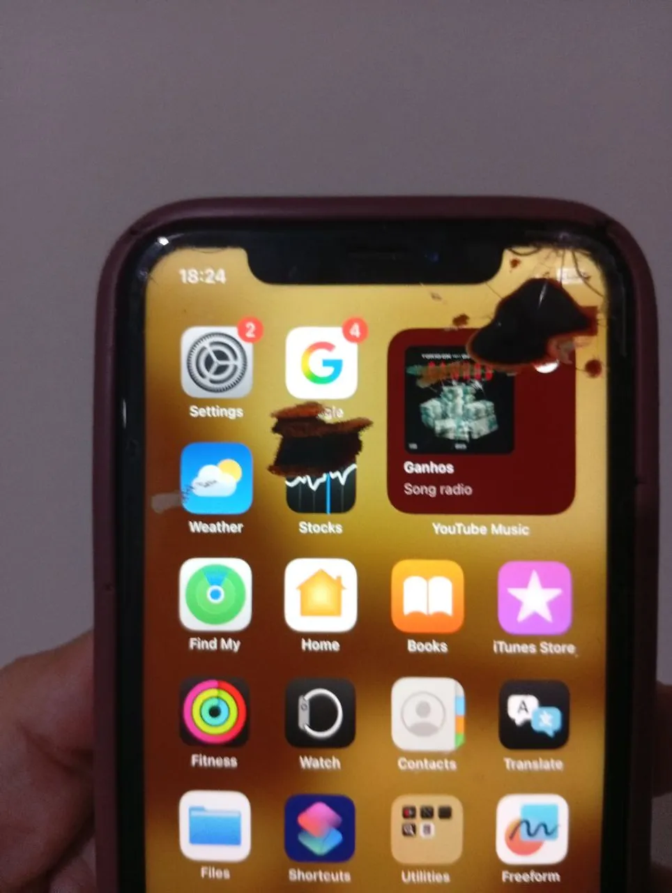 iPhone XR na mão para reforma