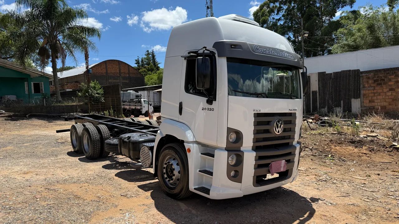 Volkswagen Constellation 24-320 ano 2011 