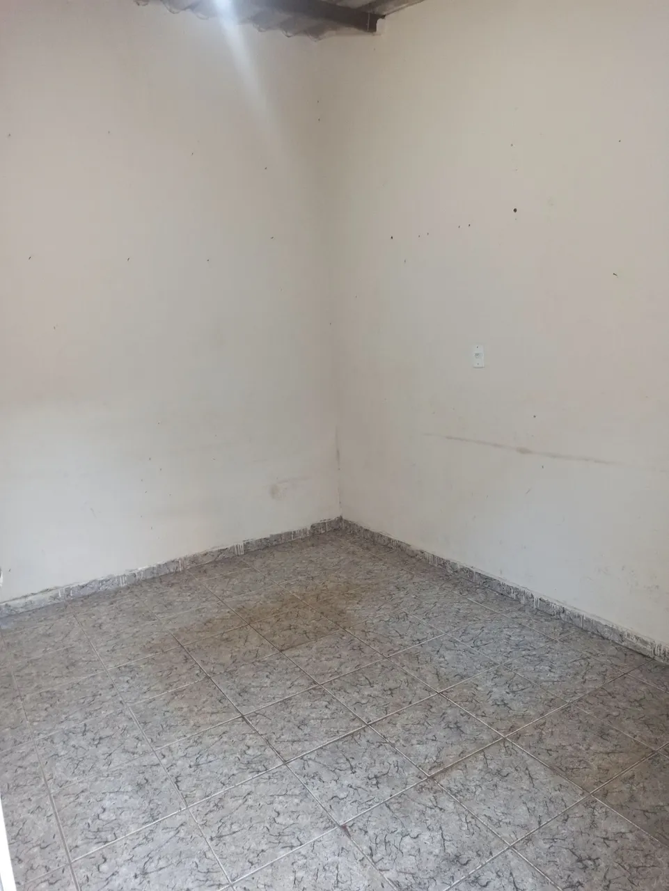 Alugo barraco de fundo