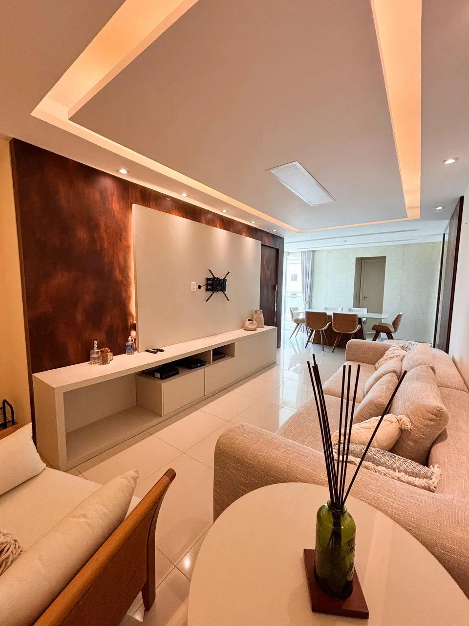 Vendo Apartamento no Ed. Alto do Renascença com 03 quartos sendo 2 suítes e uma semi suíte