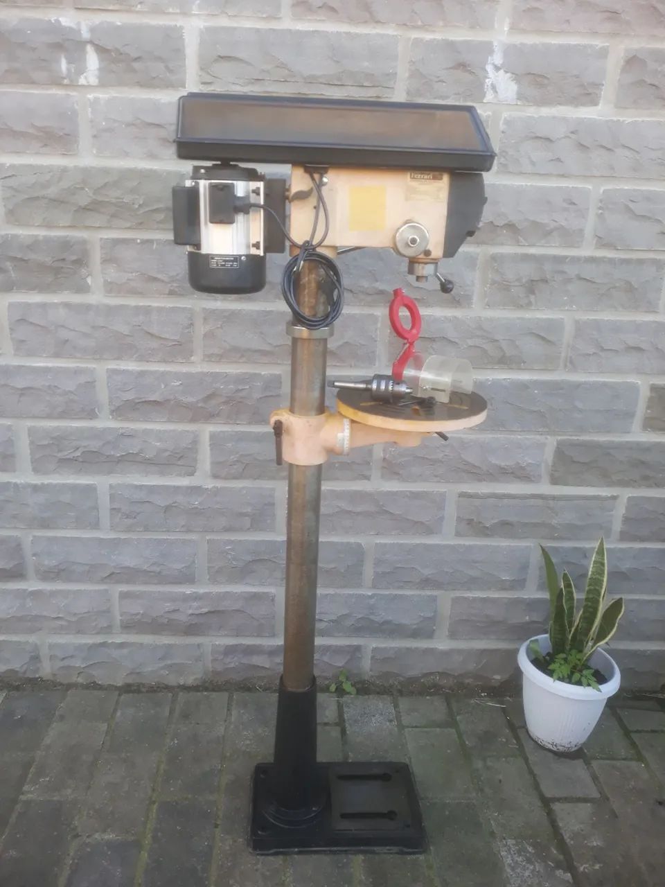 Furadeira de coluna Ferrari.64319466057858122