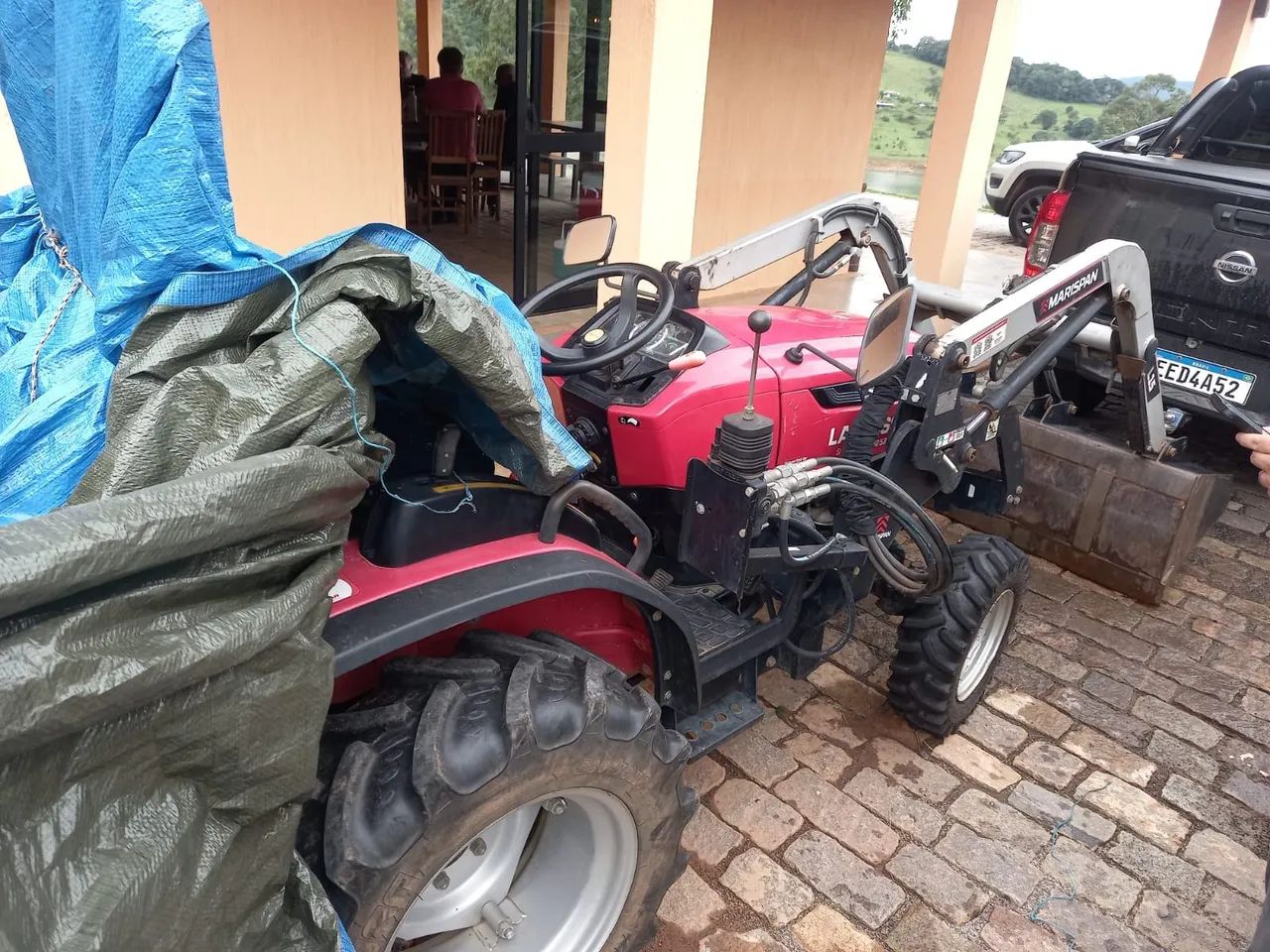 Trator Agrícola 4x4 com Pá Carregadeira
