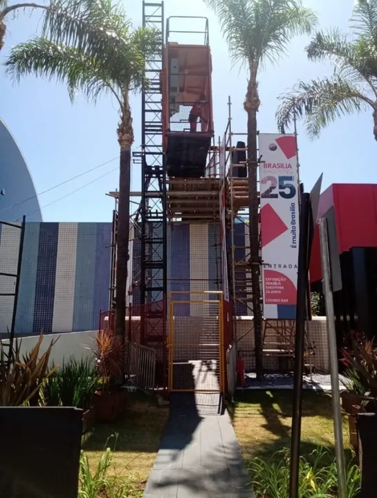 Locação de Elevador Cremalheira