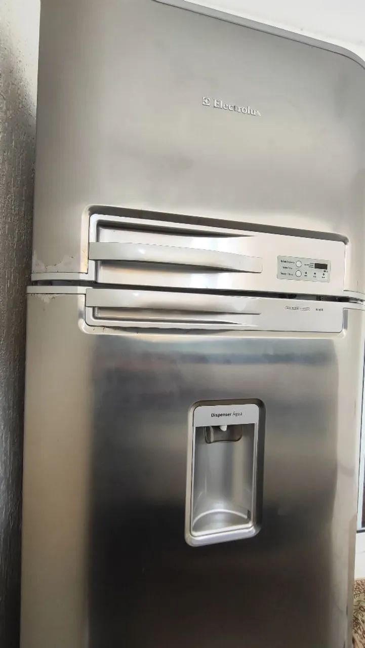 Geladeira Eletrolux 420 litros com Dispenser de Água - Foto 4