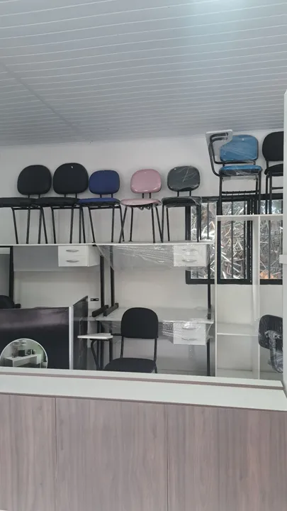 Cadeiras é mesas de todos os modelos e cores