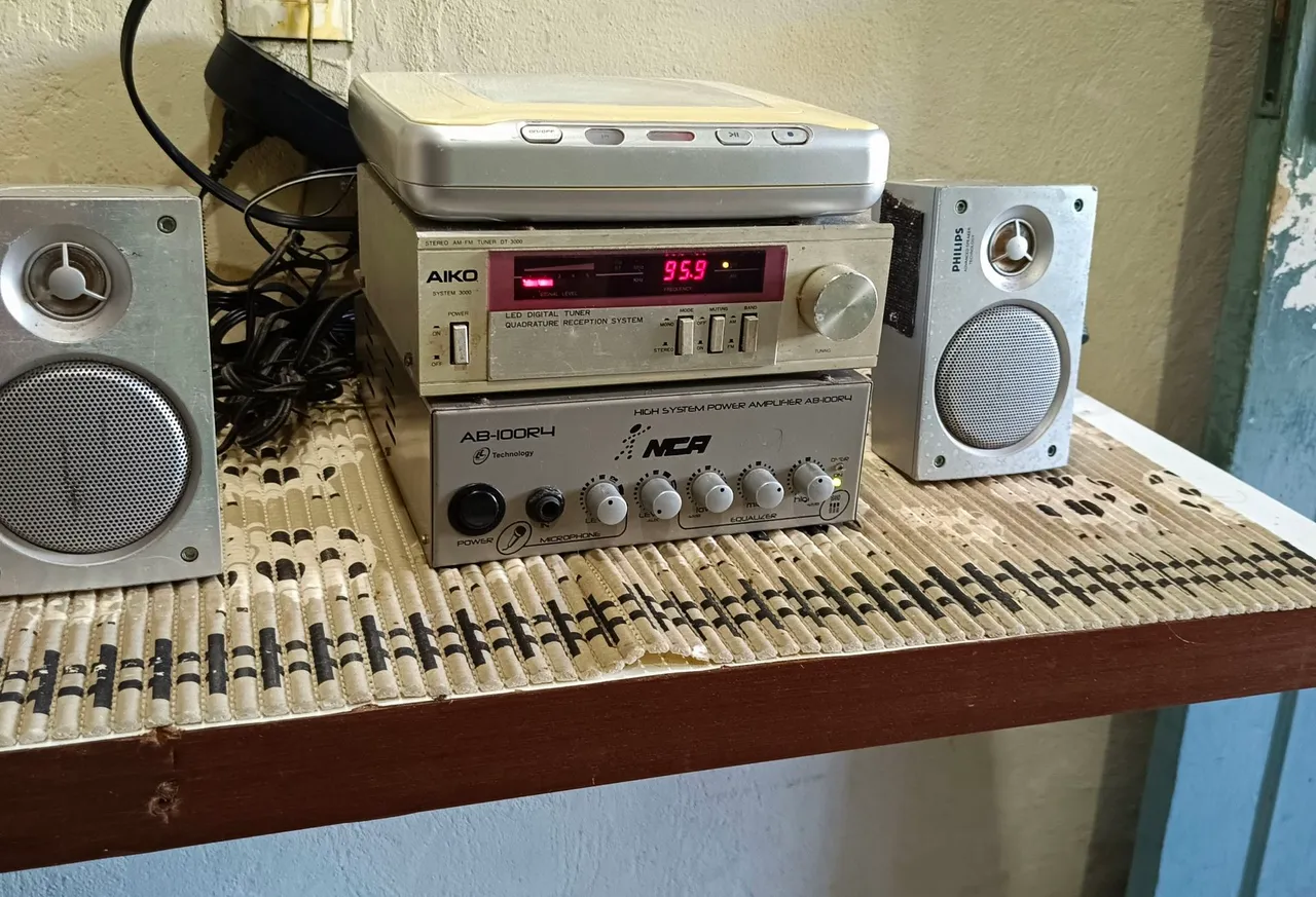 Som. Amplificador. Um toner. Um DVD com controle. Mais 2 caxinha de som. E acessórios