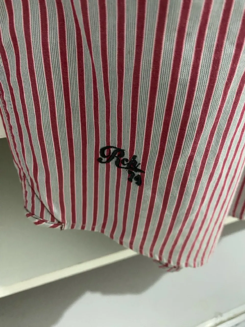 Camisa listrada vermelha e branca
