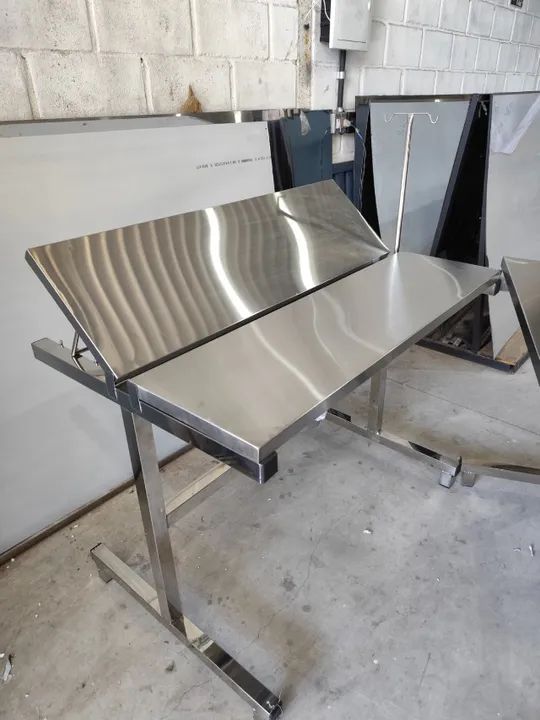 Mesa de Procedimentos Veterinários em Aço Inox - Resistente e Funcional