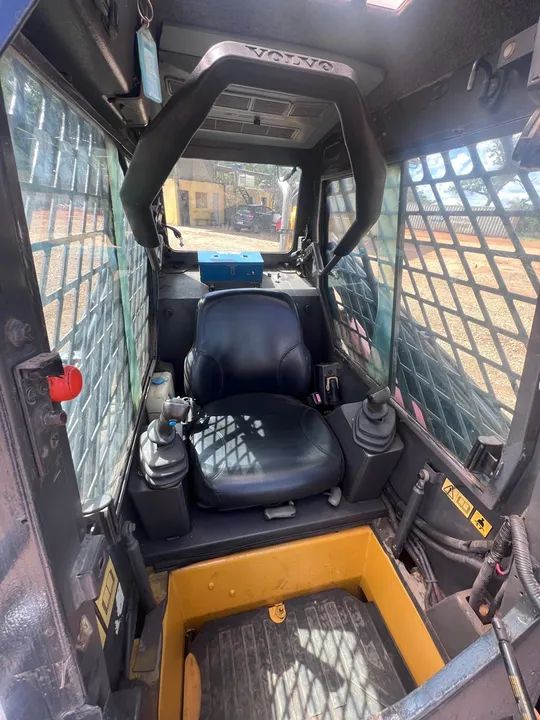 Mini Pá Carregadeira Volvo MC80B - Foto 5