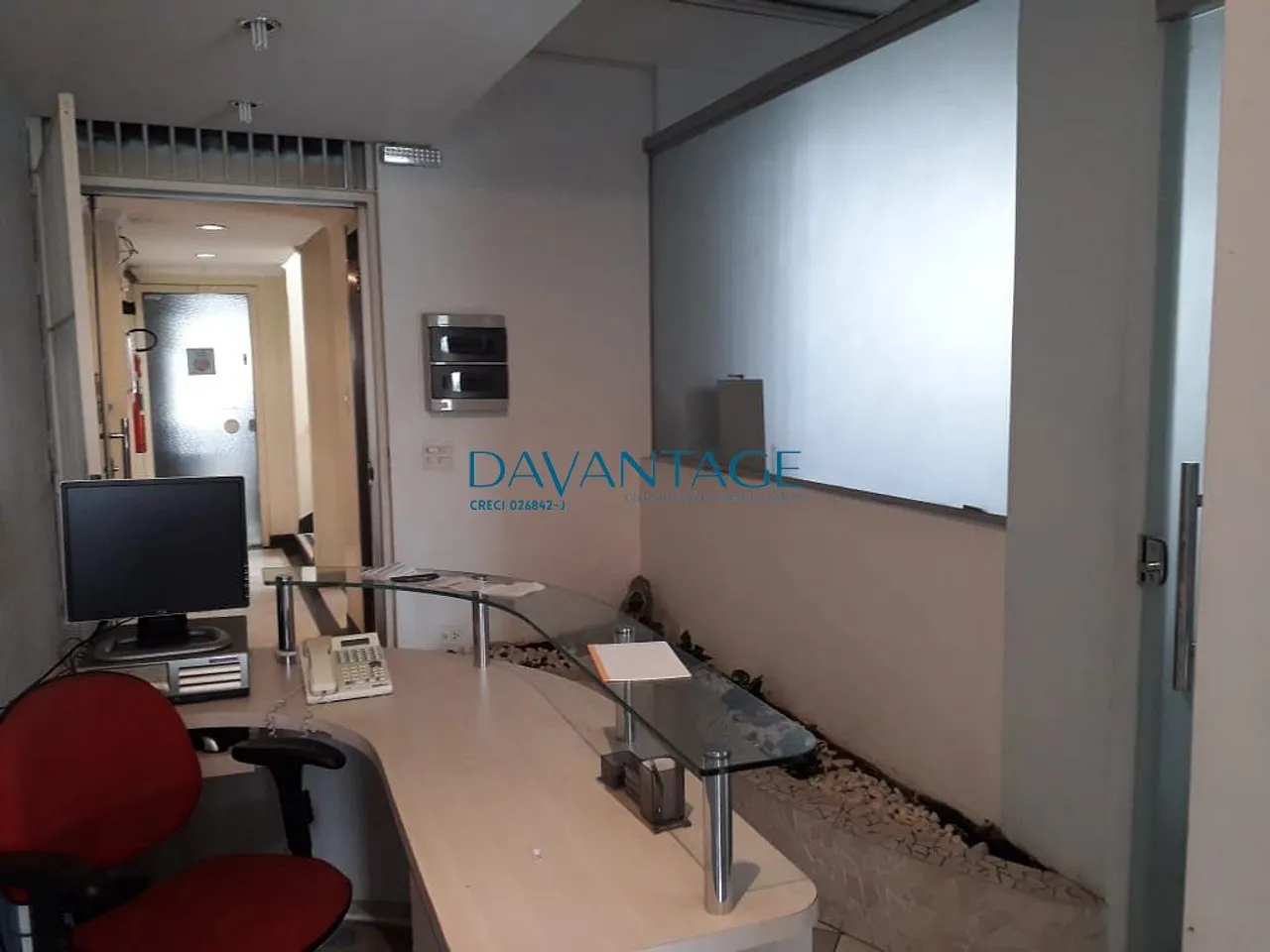 Ótima Sala comercial para locação bem espaçosa e dividida, com ótima localização na Água B