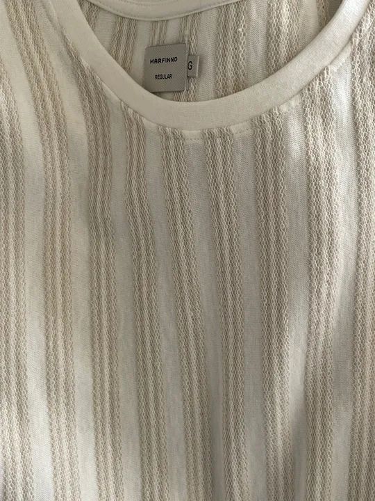 Camiseta listrada branca e bege - Foto 2