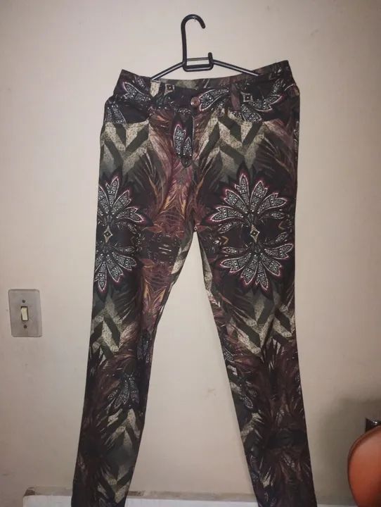 Calça estampada Ana Hickmann. ORIGINAL. COM ELASTANO. TAMANHO P. - Foto 3