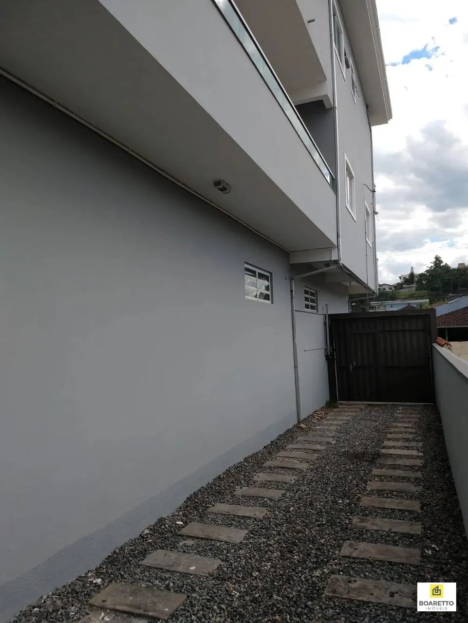 Ponto comercial à venda com duas salas comerciais e dois apartamentos, sendo um deles a co - Foto 2