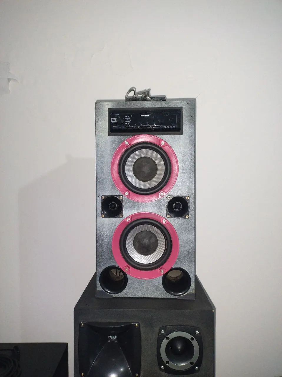 Caixa de som potente com subwoofer, rádios e USB