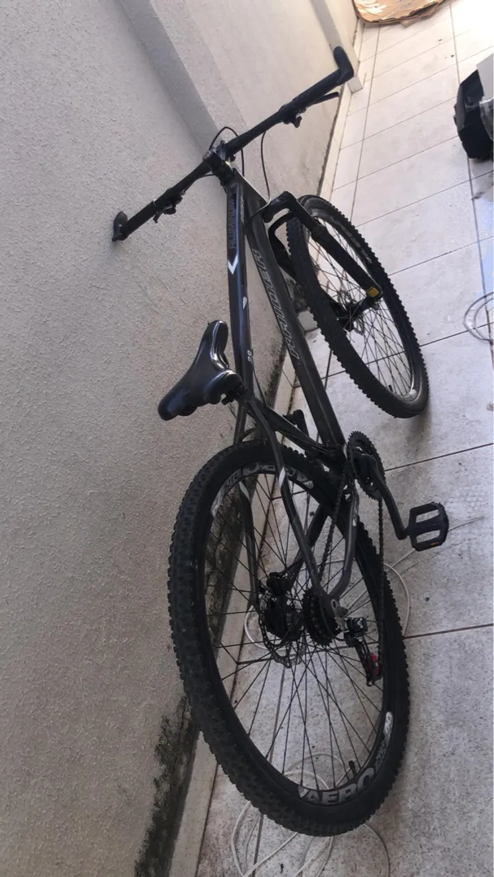 Bicicleta Aro 29 - Perfeita para Trilhas e Ciclismo. VENDO OU TROCO POR IPHONE