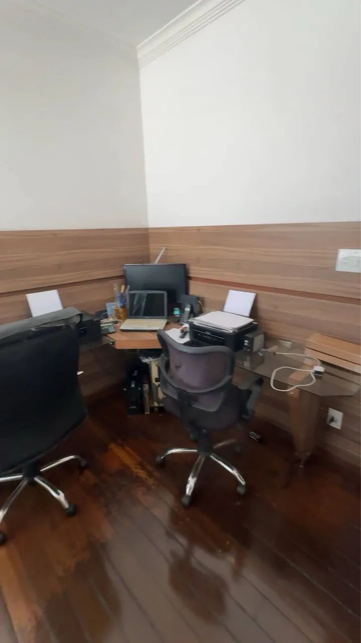 Mesa de escritório em L vidro e madeira