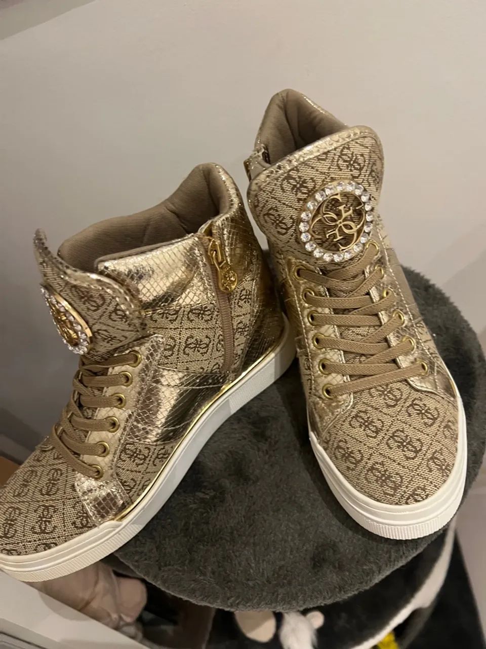 Tênis lindíssimo da Guess comprado na Europa 