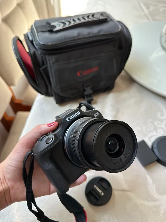 Câmera EOS R100 com lente RF-S 18-45mm