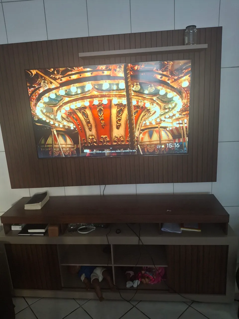 Painel de TV com rack em madeira