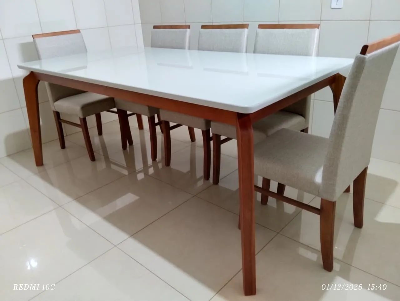 Mesa com cadeiras de madeira 