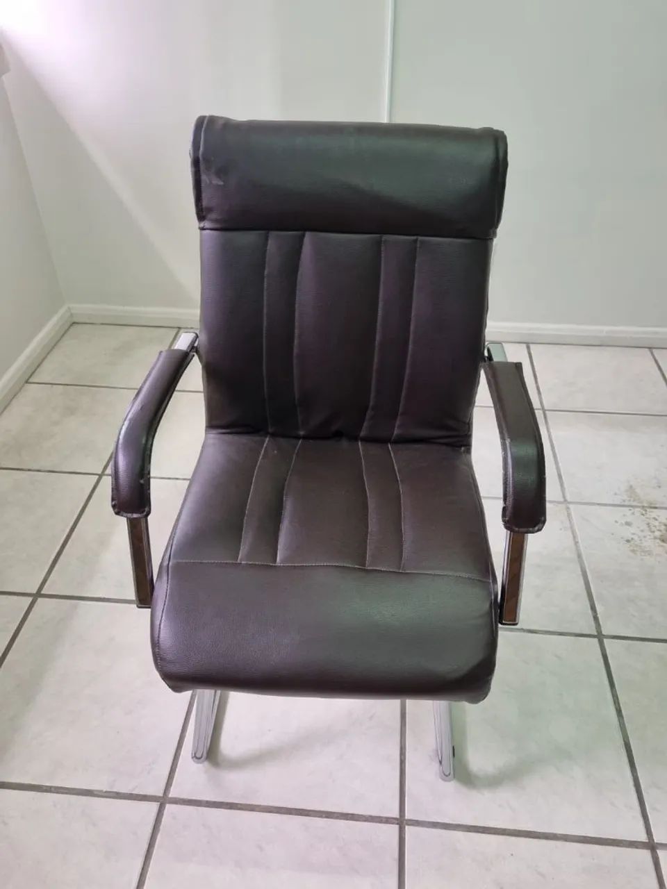 Torro Conjunto com 3 Cadeira para Escritório em Couro - Semi-Nova