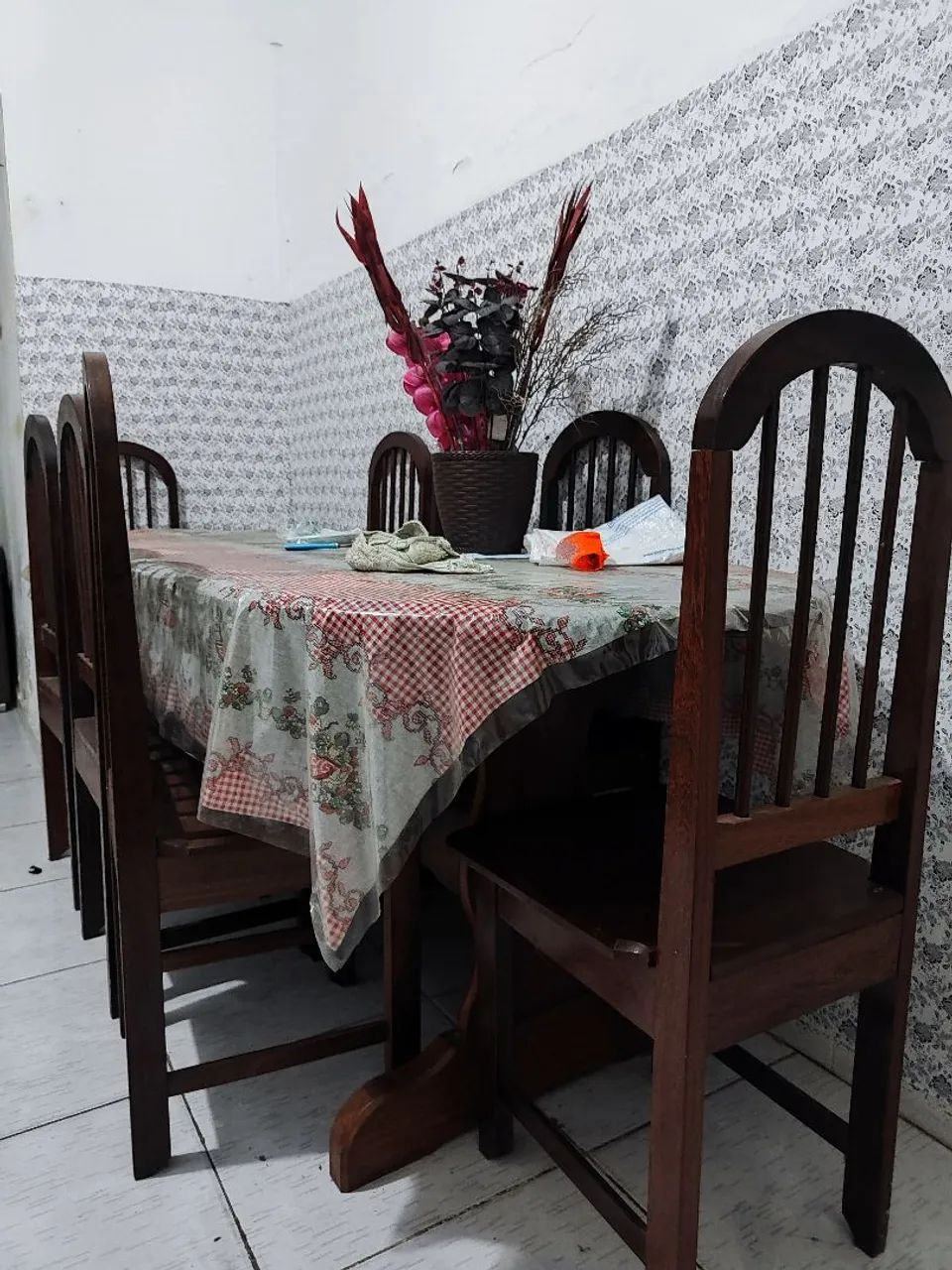 Mesa de madeira com 8 cadeiras