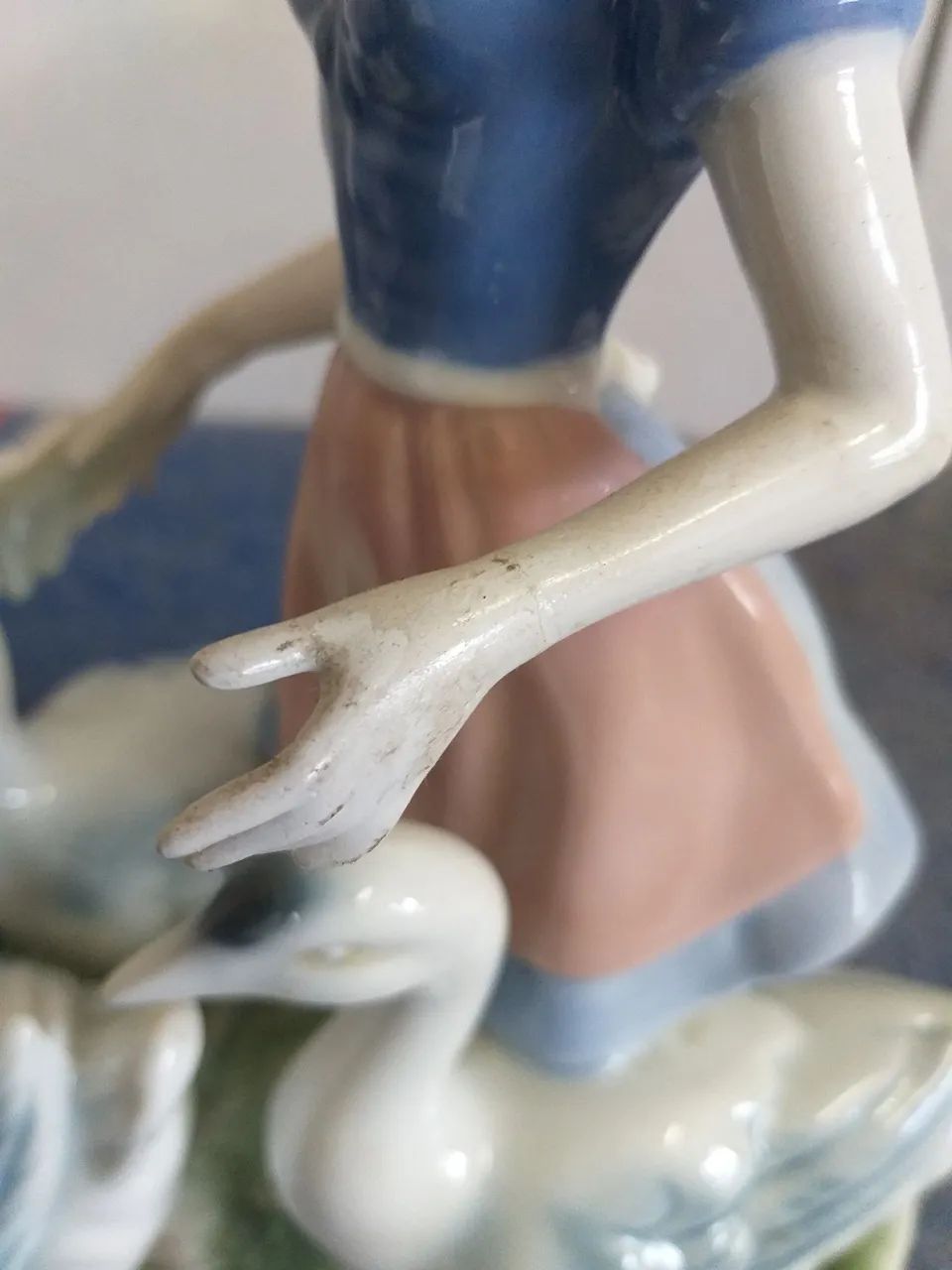 Estatueta em porcelana alemã Bavária, jovem camponesa com seus Gansos, peça de colecionado - Foto 5