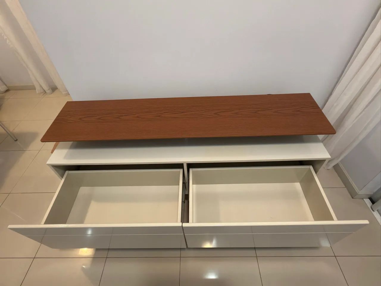Rack para TV Retrô 2 Gavetas Branco e Madeira - Foto 2
