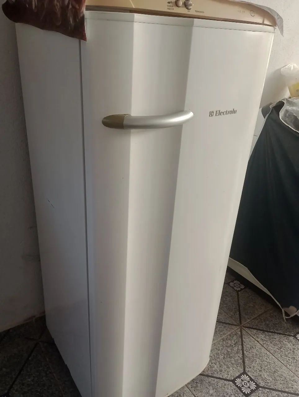 Vendo uma geladeira  Eletrolux degelo seminovos  - Foto 2