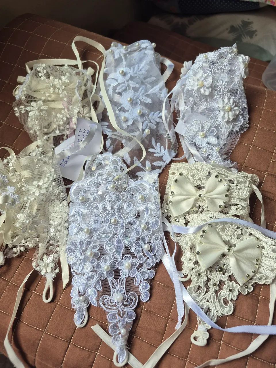 34 un. de luvas de dedo brancas e 14 un. off white.  - Foto 3