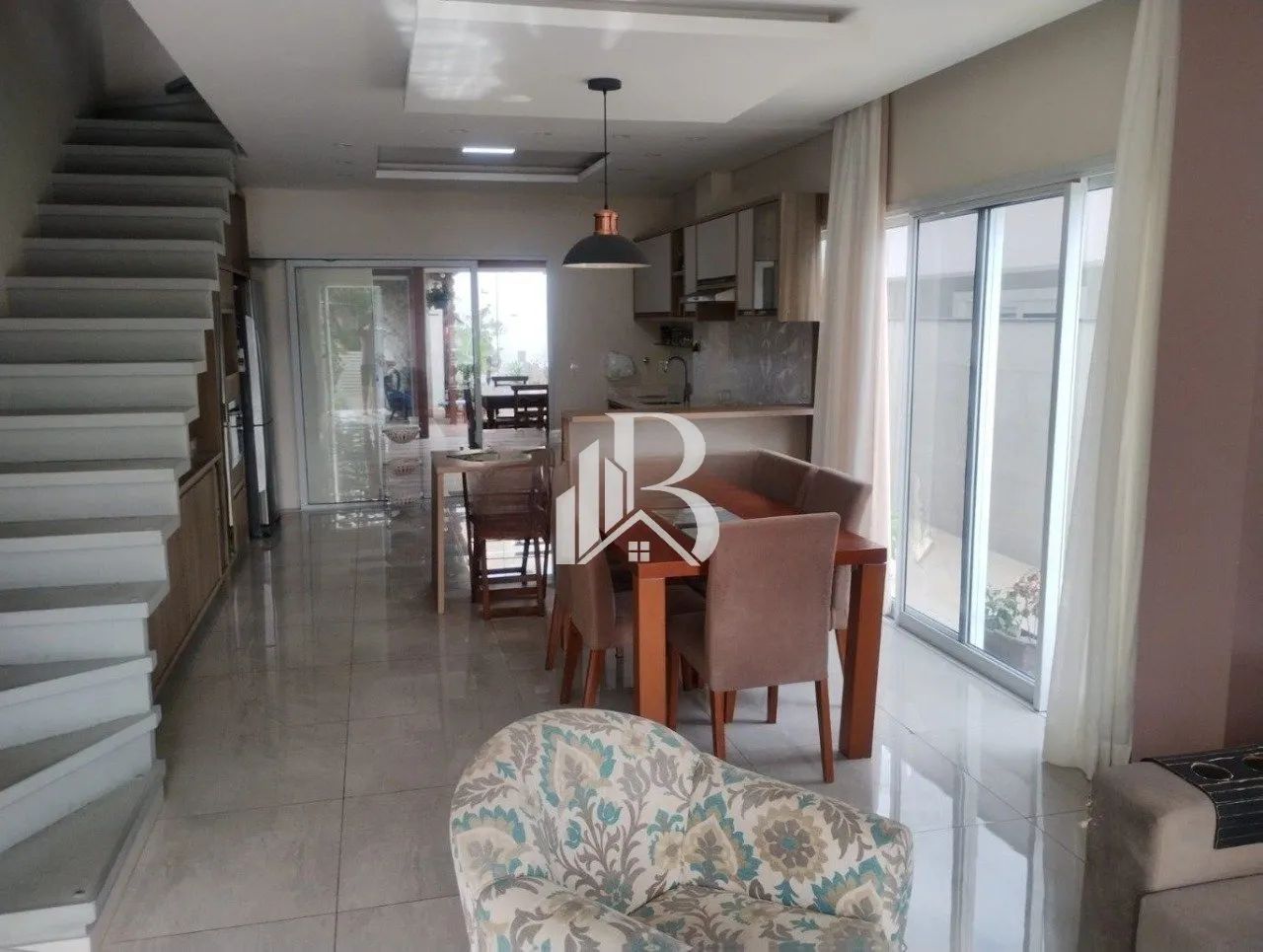 Casa com 162m, 3 quartos, 2 suítes e 2 vagas no bairro Carianos - Foto 3