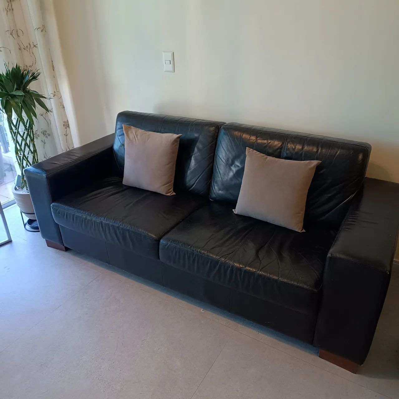 Sofa 3 lugares em couro legitimo, excelente estrutura e base - Foto 3