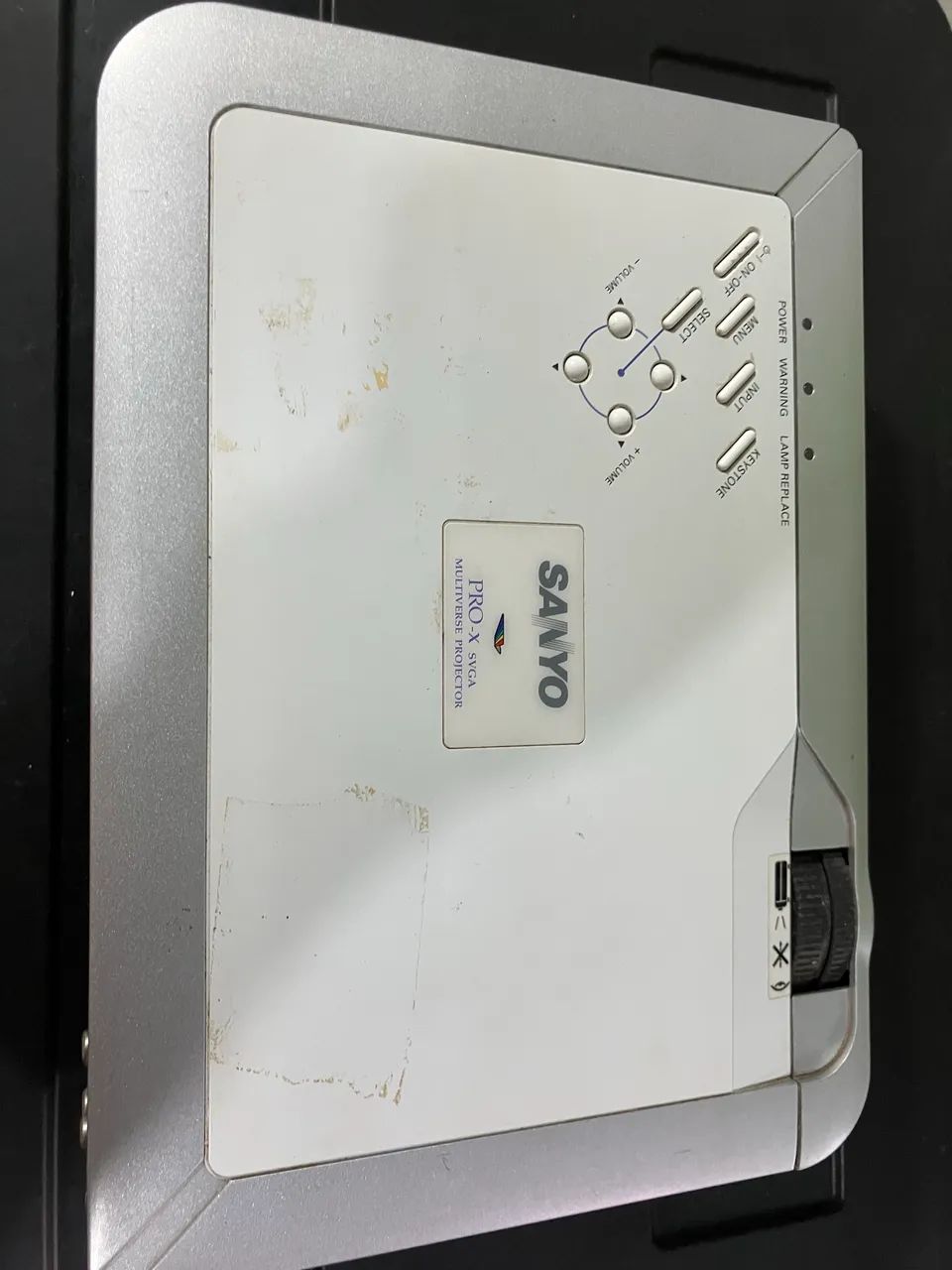 02 PROJETOR SANYO SU70