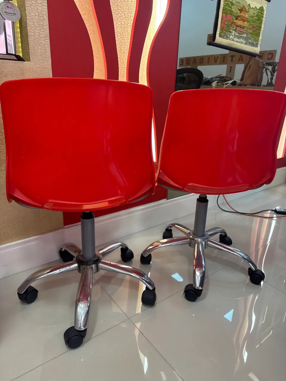 Conjunto com 2 Cadeiras vermelha em ótimo estado! - Foto 4
