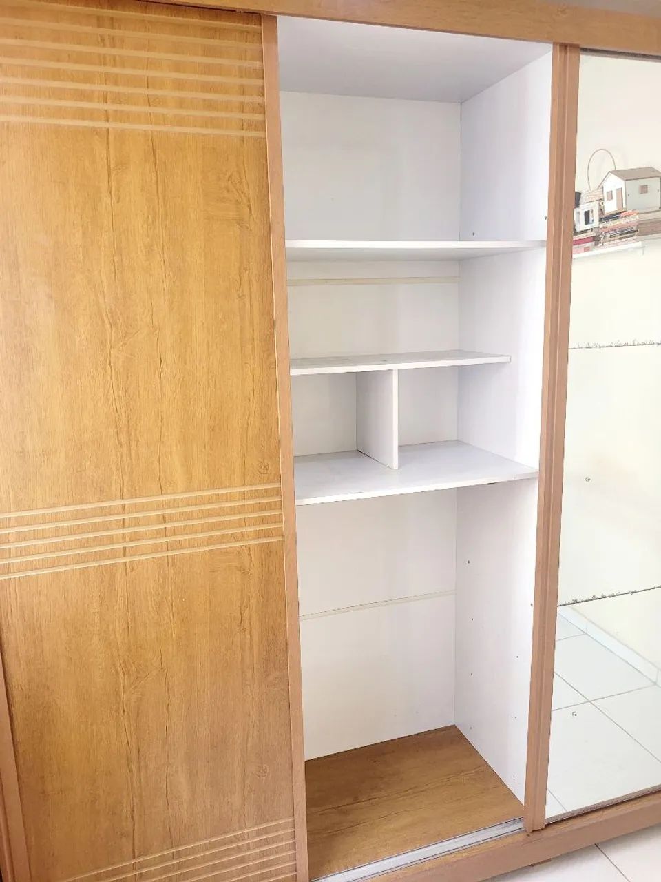 Guarda-Roupa com 3 portas, 4 gavetas e Espelho. - Foto 4