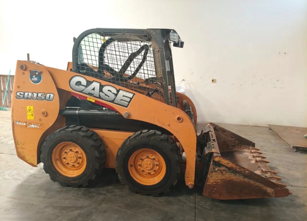 Minicarregadeira Case SR150 ano 2014 com 2.000 horas, em SP