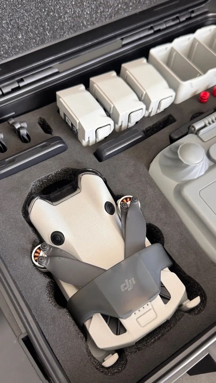 Drone DJI Mini 4 Pro na versão Fly More Combo com o Controle RC2 - Foto 2