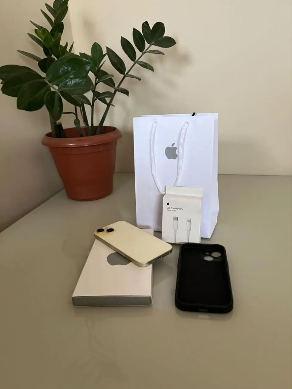 31748108iPhone 15 