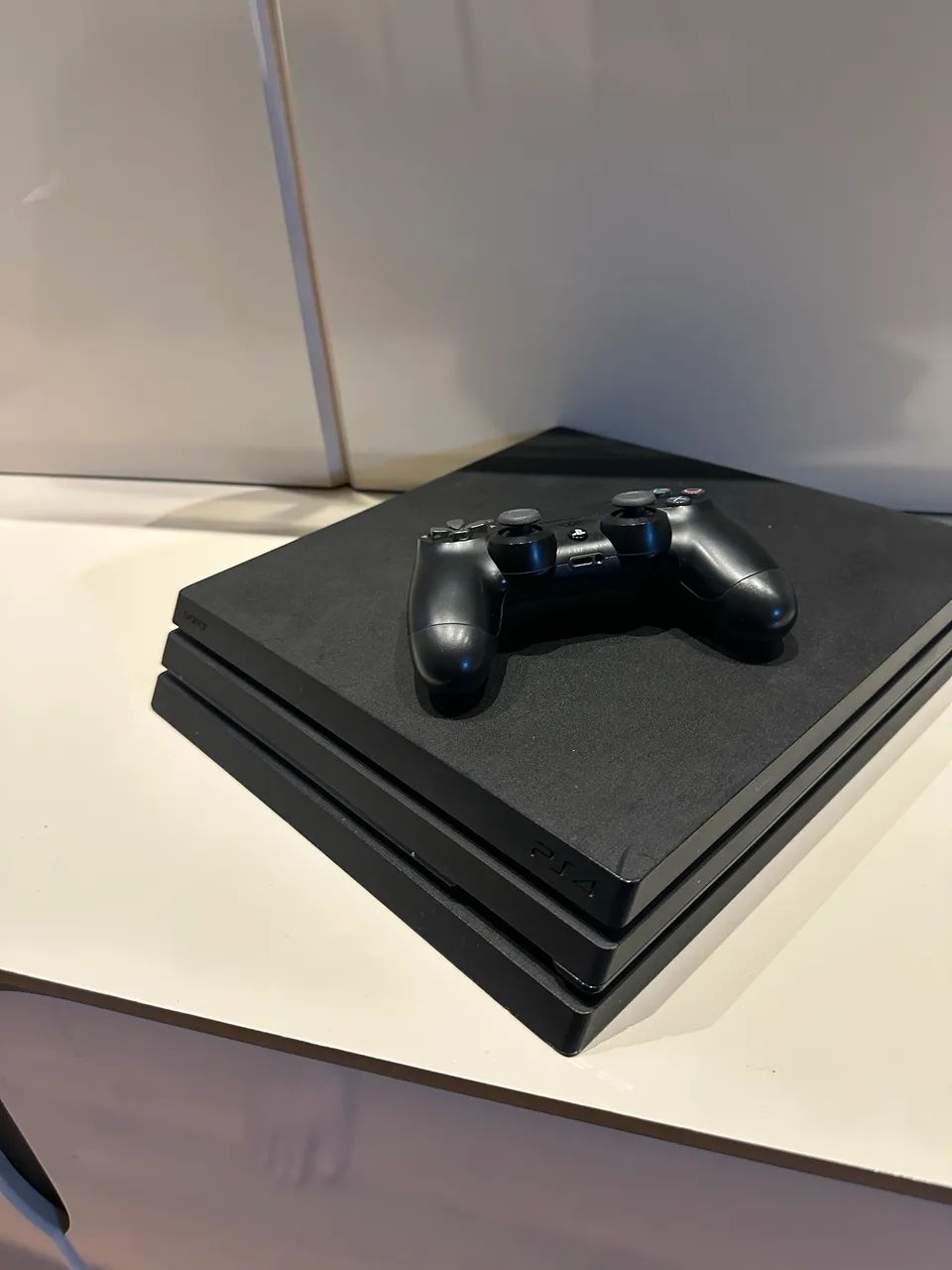 Ps4 Pro 1tb + 2 jogos - Foto 2