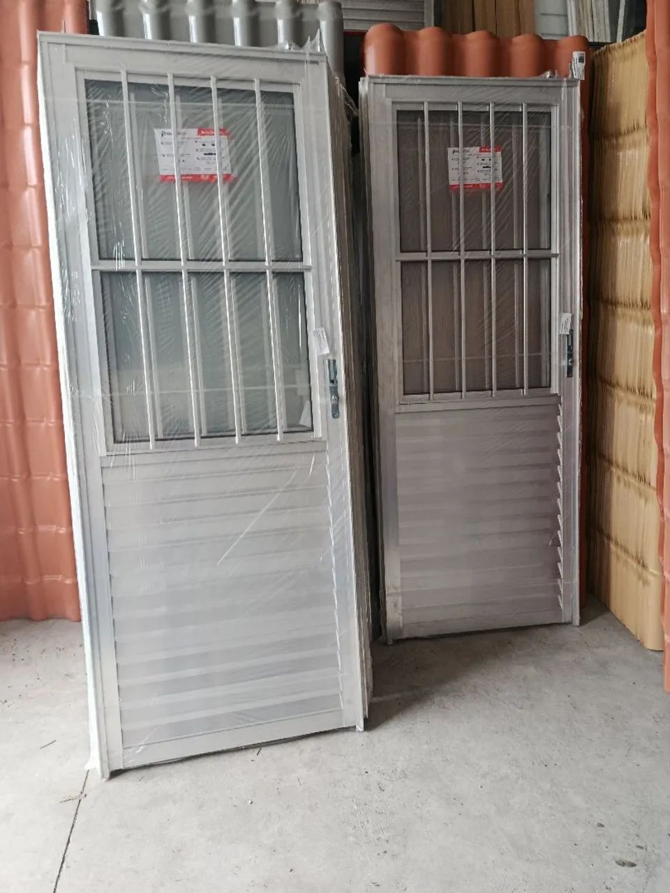 Porta de alumínio com vidro e grade 80cm.  R$480.00 a vista - Foto 5