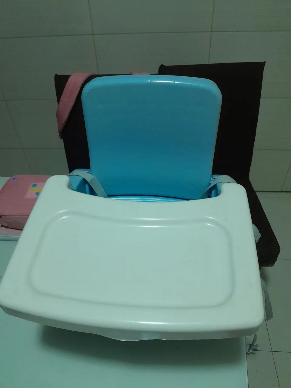 Cadeira de alimentação portátil seminova. Azul e branca.