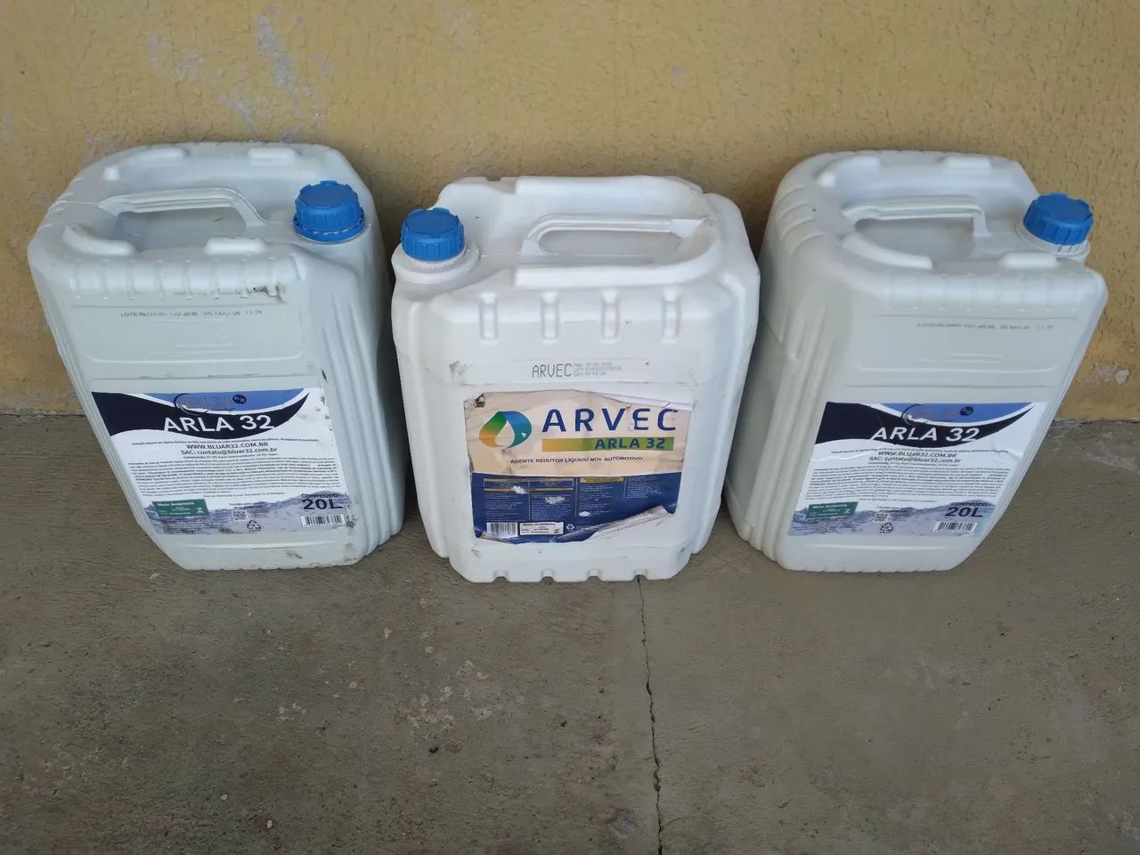 Vendo 3 galões de arla vazio