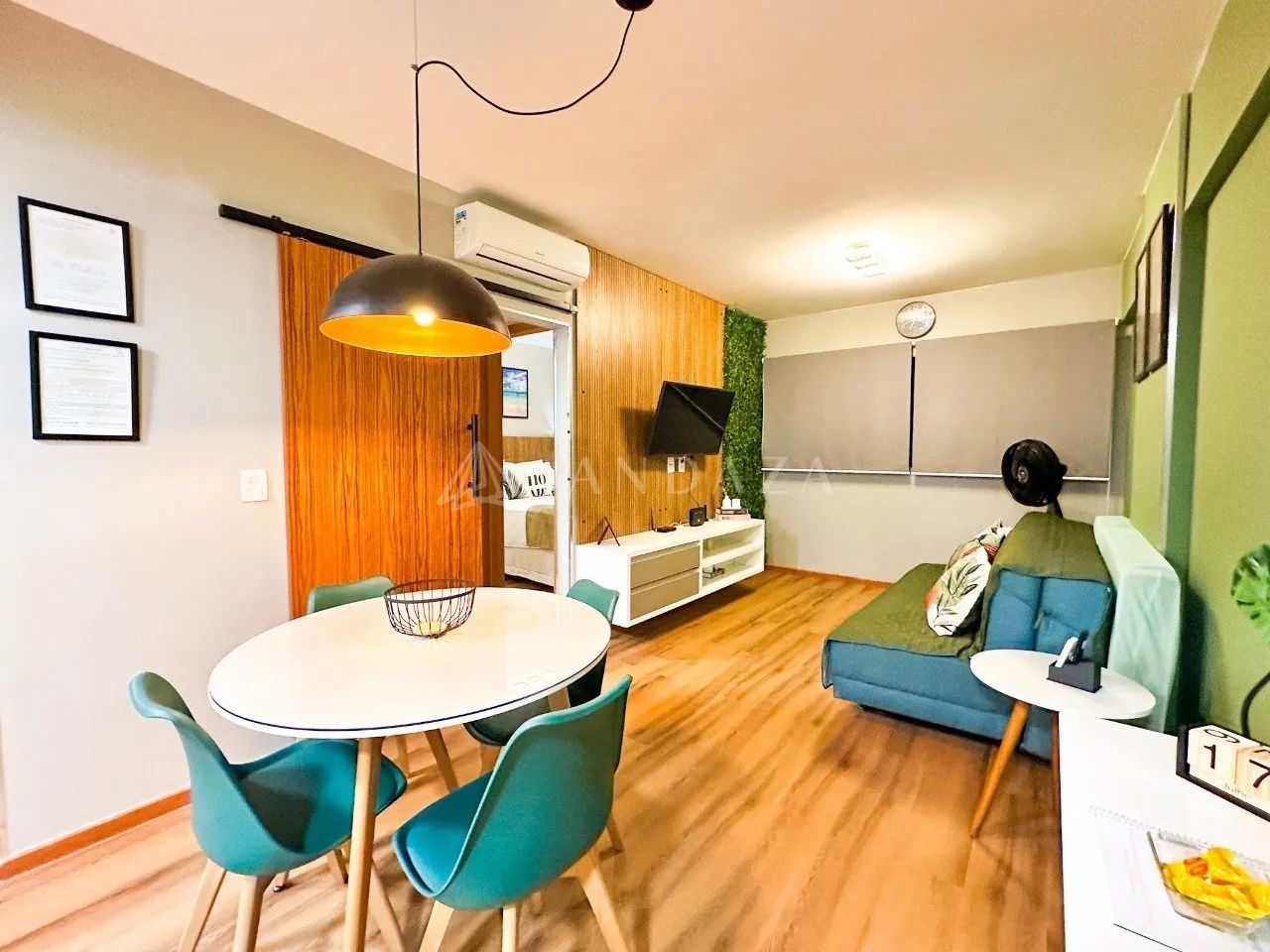 Impecável! Apartamento 1 dormitório, completo e recém reformado, a uma quadra da praia. - Foto 2